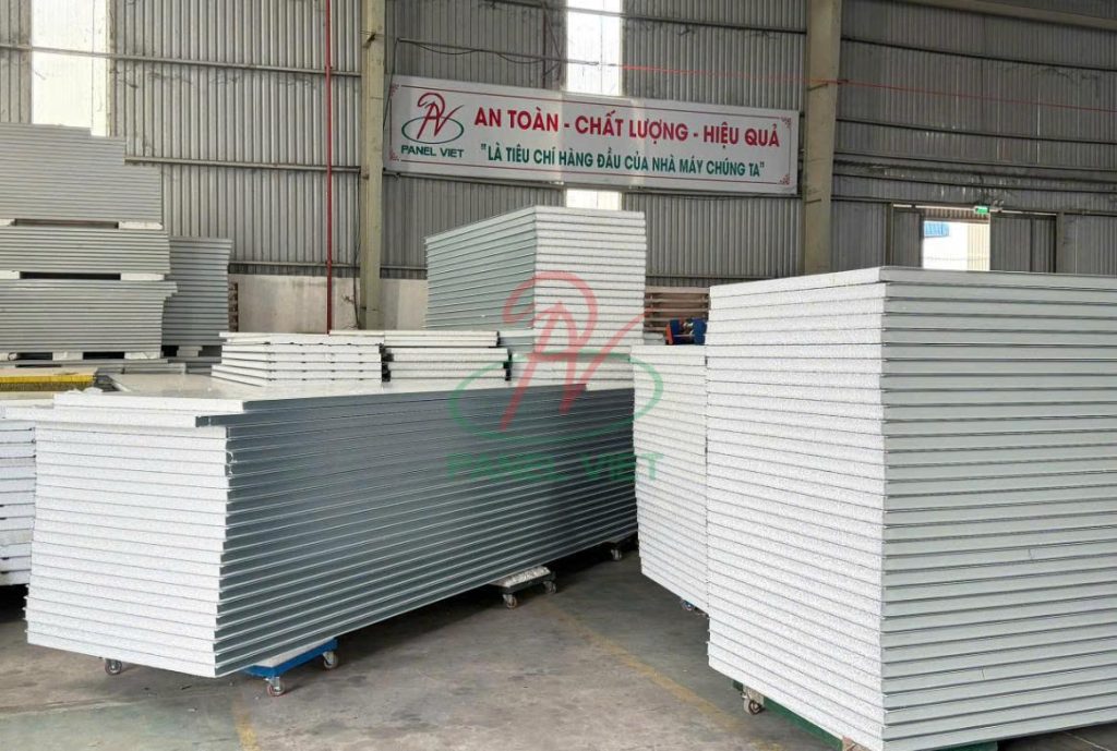 Panel cách nhiệt làm nhà xưởng sầu riêng